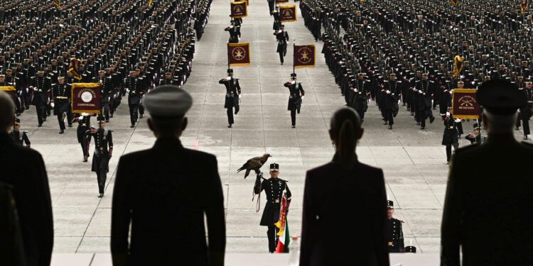 Sheinbaum reconoce a mujeres de las Fuerzas Armadas en el 8M