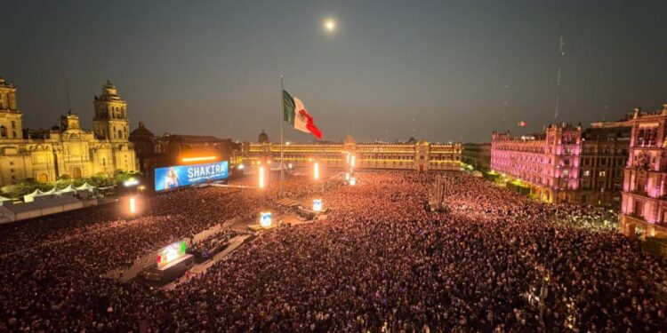NOCHE HISTÓRICA DE SHAKIRA EN EL ZÓCALO DE LA CIUDAD DE MÉXICO. ROMPE RÉCORD DE ASISTENCIA AL CANTAR ANTE MÁS DE 400 MIL FANS