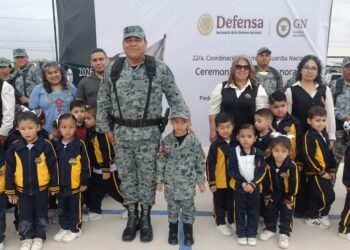 Pequeño cumple su sueño como Guardia Nacional Honorario por un Día en Piedras Negras