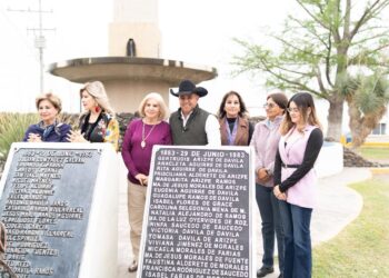 Encabeza Chano Díaz develación de placa en honor a esposas de fundadores de Sabinas