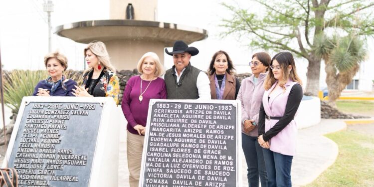 Encabeza Chano Díaz develación de placa en honor a esposas de fundadores de Sabinas