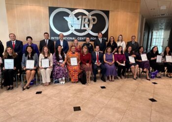 Consulado de México en Eagle Pass organiza el Evento 8M – Edición Texas Eagle Pass, Texas. – El pasado 9 de marzo, el Consulado de México en Eagle Pass, en colaboración con el Small Business Development Center, llevó a cabo por primera vez el Evento 8M – Edición Texas, con motivo del Día Internacional de la Mujer. Durante un desayuno, se reconoció a mujeres destacadas de la comunidad mexicana y mexicoamericana en Texas por sus aportaciones en distintos ámbitos, en el marco de la agenda de género que impulsa esta representación consular y de la política exterior feminista de México.  Por tercer año consecutivo, la sede del encuentro fue el International Center for Trade de Eagle Pass. En esta edición, la oradora principal fue la Mtra. Tatiana Clouthier Carrillo, titular del Instituto de Mexicanas y Mexicanos en el Exterior (IMME).  Este año, los consulados de México en Texas fueron invitados a nominar a una mujer sobresaliente dentro de su circunscripción, ya fuera en el ámbito educativo, empresarial, comunitario, de la salud, entre otros. Cada cónsul presentó y entregó personalmente el reconocimiento a su galardonada.  El propósito del evento es concientizar a mujeres y niñas sobre la importancia de unirse en la lucha por la igualdad de derechos y la justicia equitativa, así como promover el ejercicio y disfrute pleno de esos derechos.