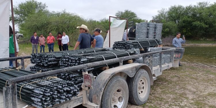 Impulsan la ganadería con entrega de apoyos en el Ejido El Centinela