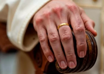 Detienen a obispo de San Diego por presunto lavado de dinero y malversación