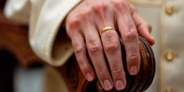 Detienen a obispo de San Diego por presunto lavado de dinero y malversación