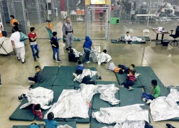 Comparan centros de detención de migrantes en EE. UU. con campos de concentración nazis