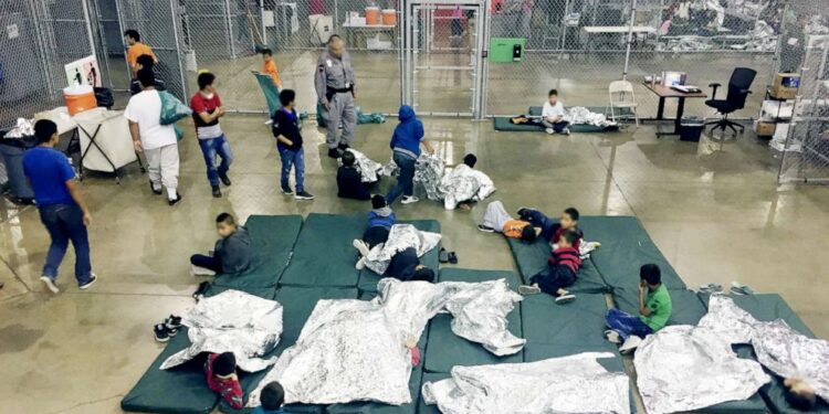 Comparan centros de detención de migrantes en EE. UU. con campos de concentración nazis