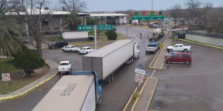 Transportistas descartan paro en Piedras Negras y alertan crisis por retrasos en cruces fronterizos