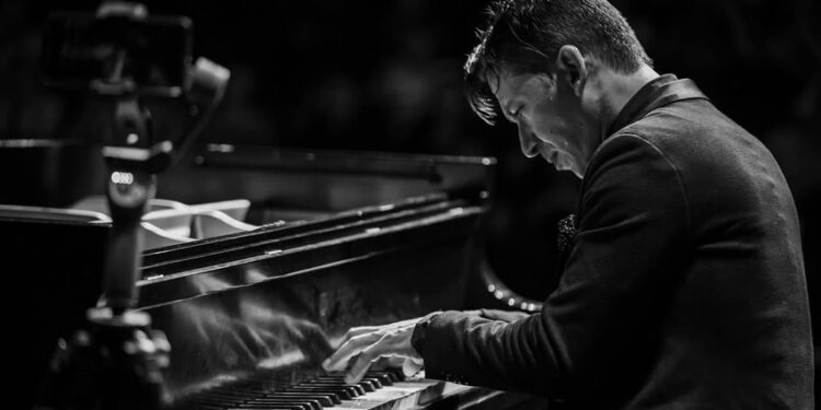 Alejandro Vela: el pianista nigropetense que lleva la música y la identidad de Piedras Negras al mundo (video)