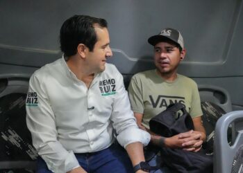 Memo Ruiz acerca sus propuestas a usuarios del transporte público