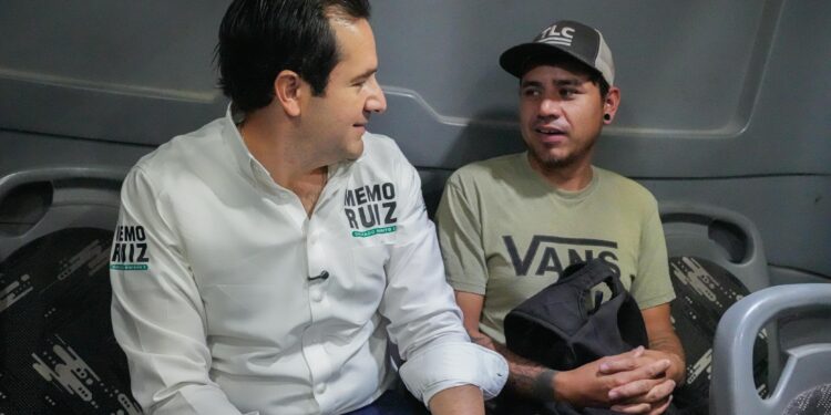 Memo Ruiz acerca sus propuestas a usuarios del transporte público