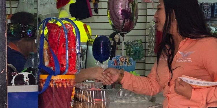 Gaby López recorre colonias Doña Pura y Fovissste; pide recuperar la confianza ciudadana