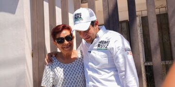 Memo Ruiz plantea fortalecer servicios de salud durante recorrido en la colonia Río Bravo