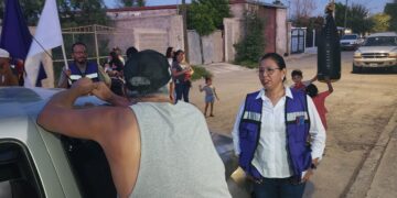 Entre puertas abiertas y calles olvidadas: Leticia García recorre la colonia Lázaro Cárdenas junto a la ciudadanía