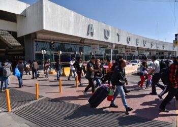 Vacacionistas continúan arribando y saliendo de la capital, por motivo de las vacaciones de navidad.